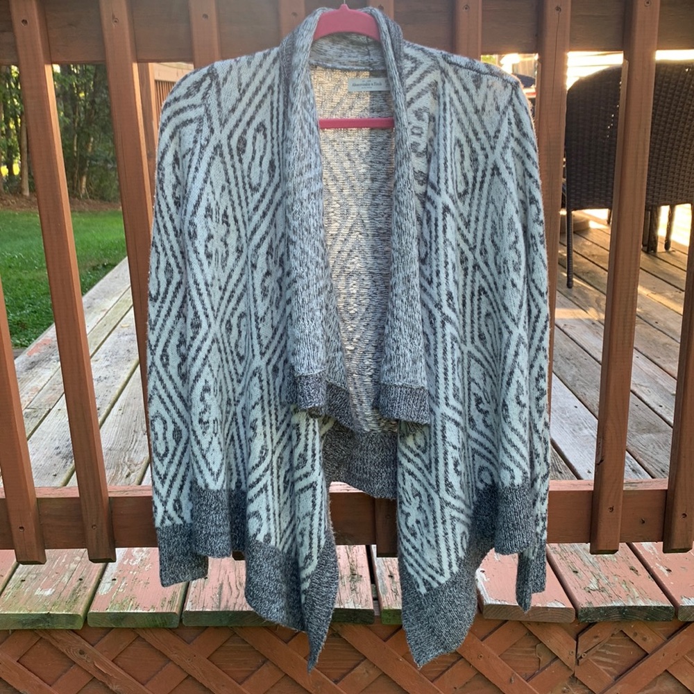 New Abercrombie wool blend cardigan in size xs/s - Picture 3 of 6